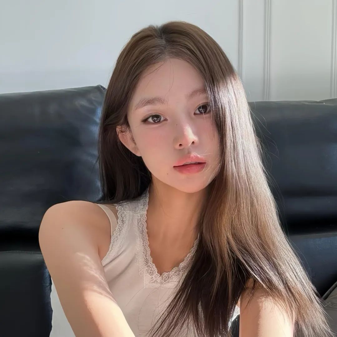 长发披肩的温柔女孩,身着白色蕾丝上衣,尽显优雅气质 头像|确定是爱不释手的头像 长发女孩优雅坐在沙发上,神情温柔恬静的美丽模样表情包图片gif ...