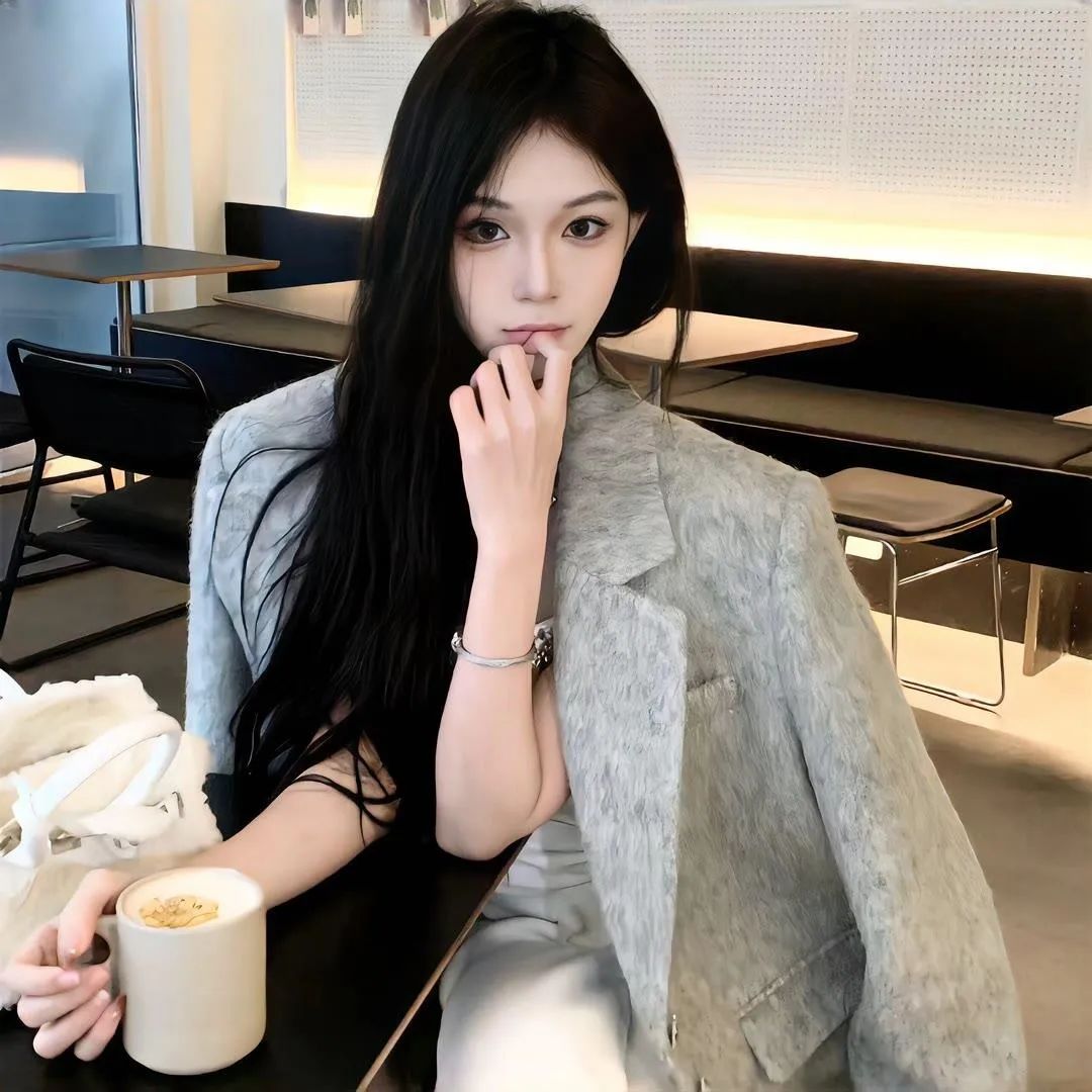 气质女神咖啡馆内优雅小坐，手捧咖啡尽显闲适惬意 头像｜确定是爱不释手的头像 优雅女神在咖啡馆的惬意时光，手捧咖啡尽显迷人气质