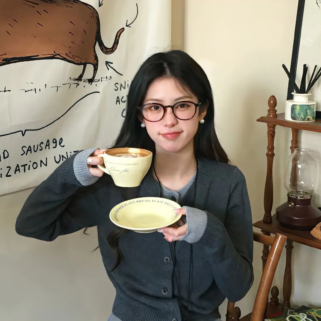 女孩手持咖啡杯，身着毛衣，在温馨室内环境中尽显惬意 头像｜没电也要存下的微信头像 戴眼镜的女生手持咖啡杯，惬意享受悠闲时光的可爱模样