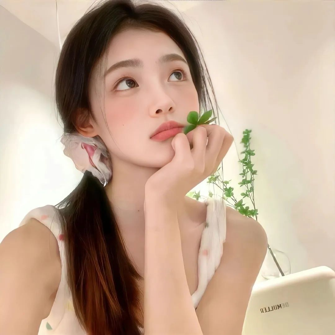 手持绿叶的清新美女,温柔甜美尽显自然魅力 头像|确定是爱不释手的头像 手持绿叶的清新美女,温柔恬静的模样令人心动表情包图片gif动图 - 求 ...