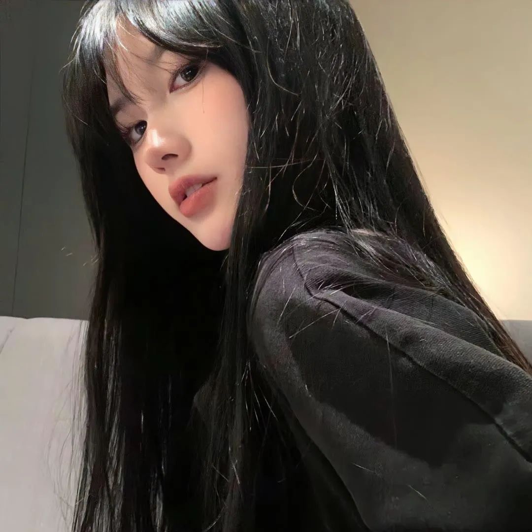 黑长直发美女侧颜迷人，尽显优雅气质 头像｜确定是爱不释手的头像 长发飘飘的女生，侧颜精致，尽显温柔优雅气质表情包图片动图 求表情网 