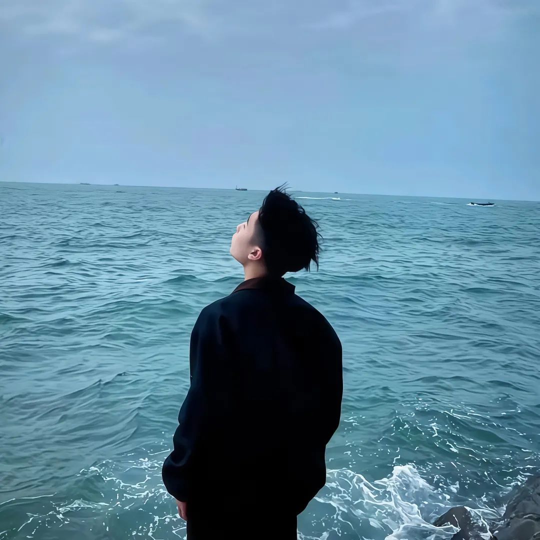 男子伫立海边，仰头望向远方，尽显孤独与深邃 头像｜确定是爱不释手的头像 男子伫立海边仰望天空，背影孤寂，尽显惆怅落寞之感表情包图片gif动图 ...