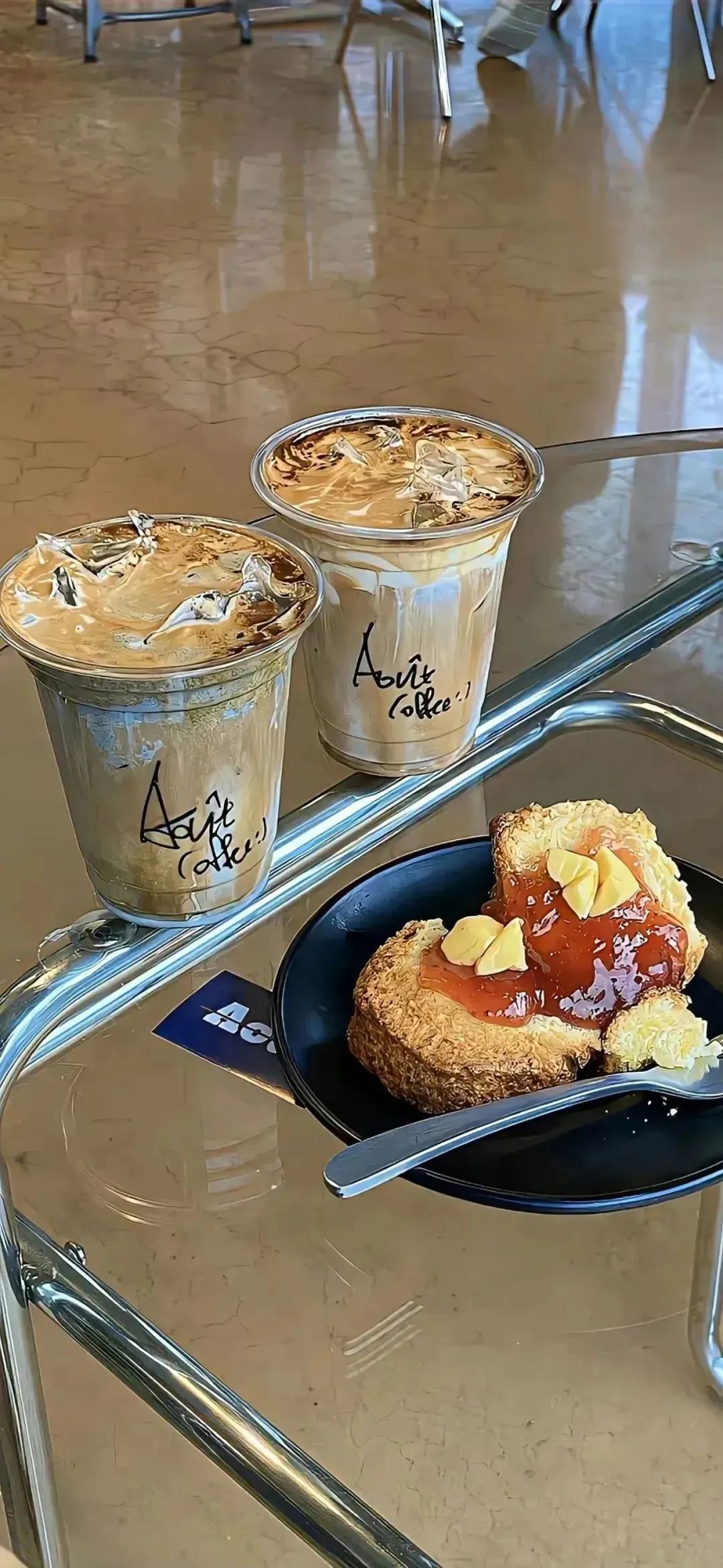 两杯美味咖啡搭配点心，惬意下午茶时光的绝佳壁纸 手机壁纸｜iPhone壁纸精选 两杯美味咖啡配上点心，惬意下午茶时光的标配