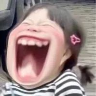 小女孩咧嘴大笑,表情夸张,尽显欢乐情绪 120个超火的表情包表情包图片gif动图 - 求表情网,斗图从此不求人!