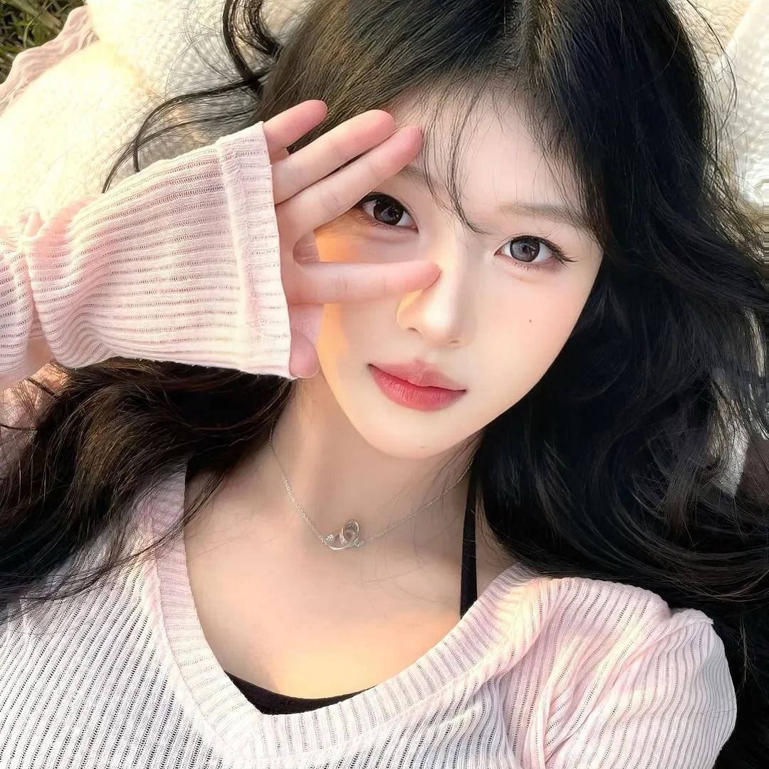 甜美女孩的慵懒瞬间,粉色针织衫尽显温柔气质 男女头像|值得一试春日头像表情包图片gif动图 - 求表情网,斗图从此不求人!