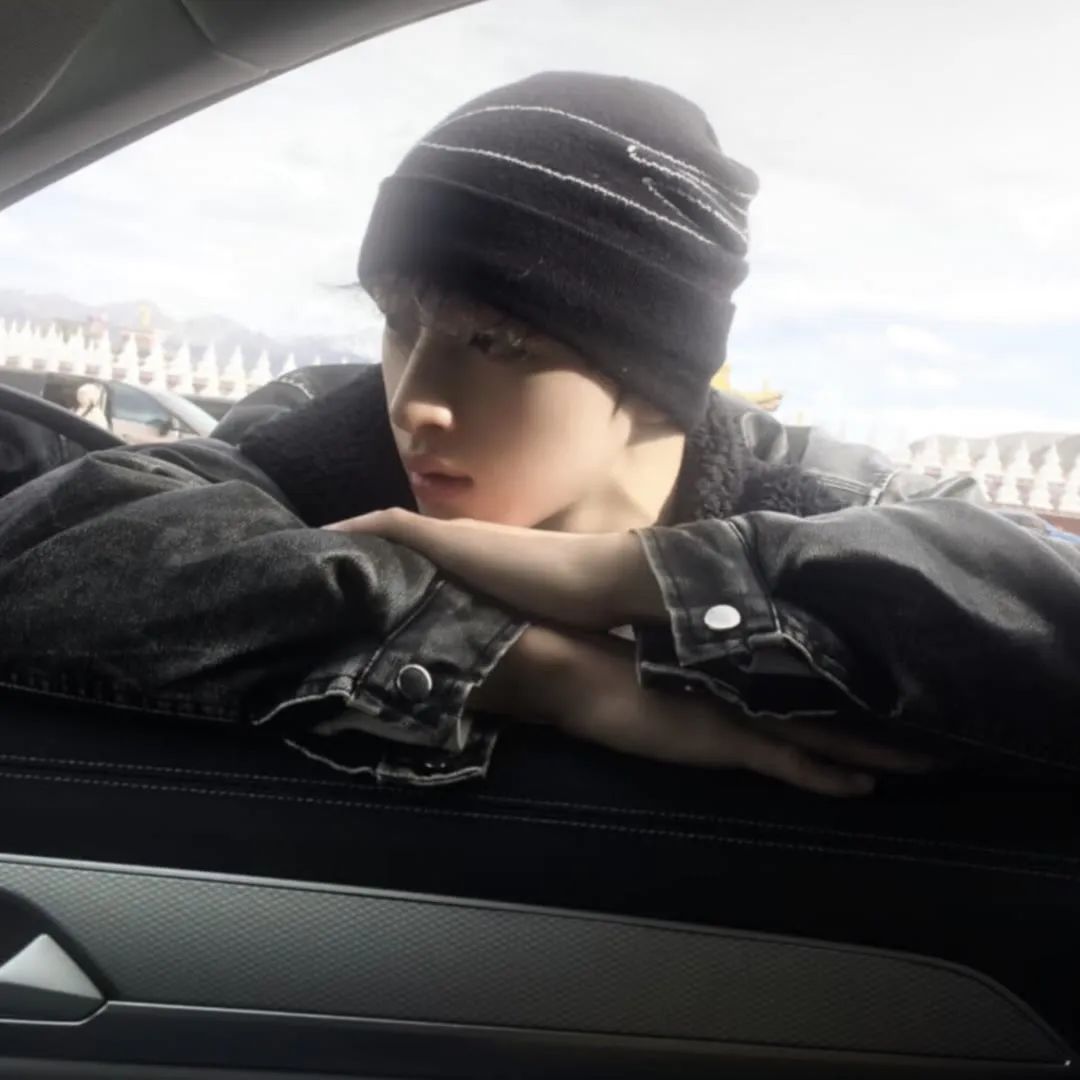戴着黑色帽子的人靠在车窗边，尽显帅气与慵懒 男女头像｜值得一试春日头像