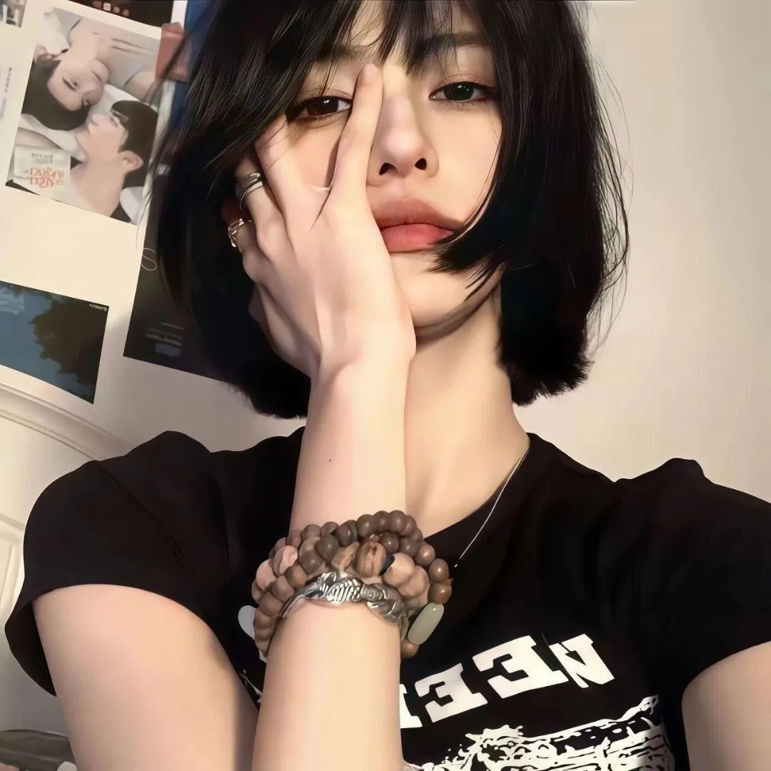 酷帅女孩的时尚头像,黑色T恤搭配个性手链尽显独特魅力 男女头像|超级清爽舒服的头像表情包图片gif动图 - 求表情网,斗图从此不求人!