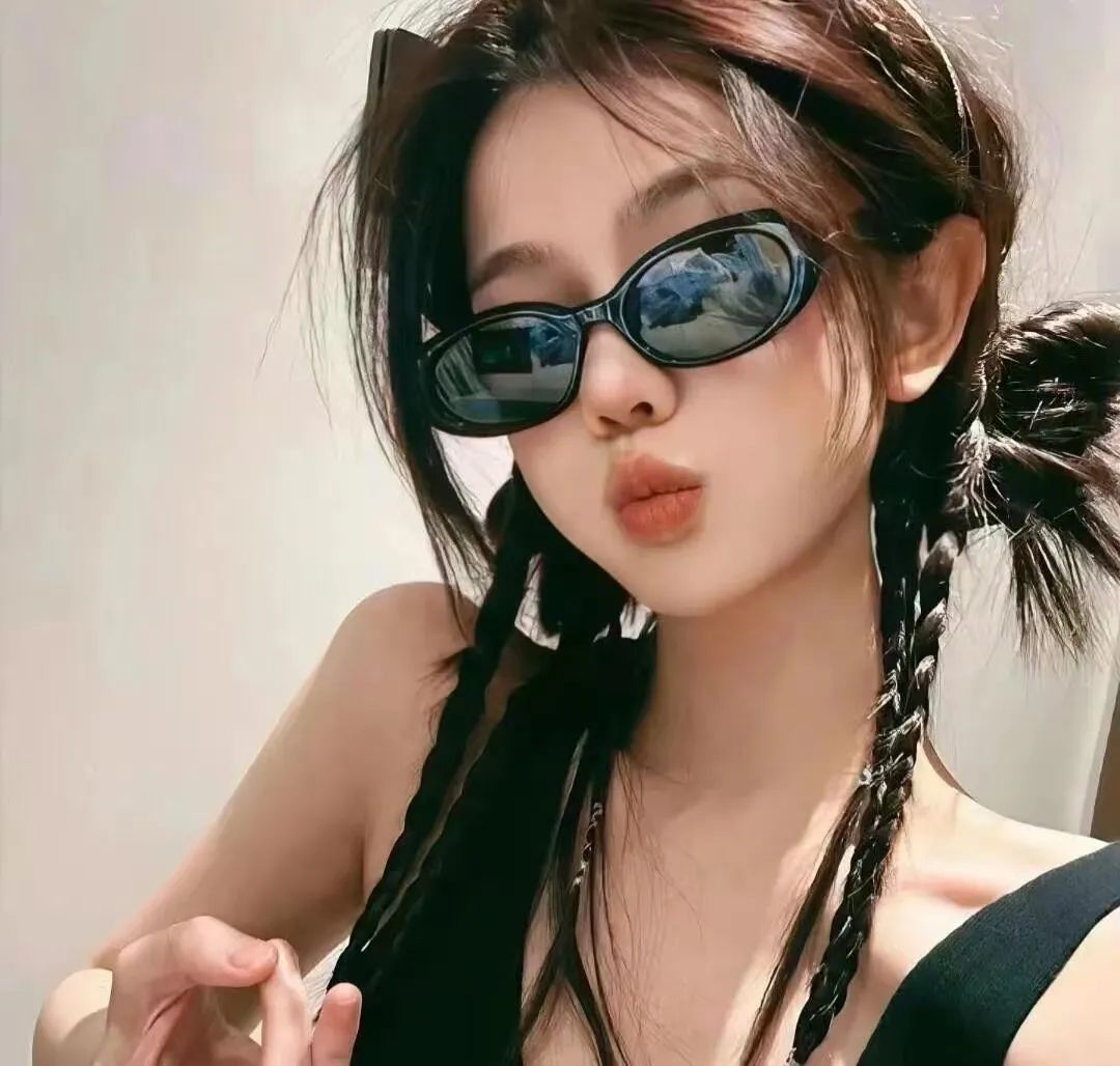 酷帅女孩的时尚头像,双麻花辫配墨镜尽显个性魅力 𝙒𝙚𝘾𝙝𝙖𝙩女头 | 精选头像200张表情包图片gif动图 - 求表情网,斗图从此不求人!