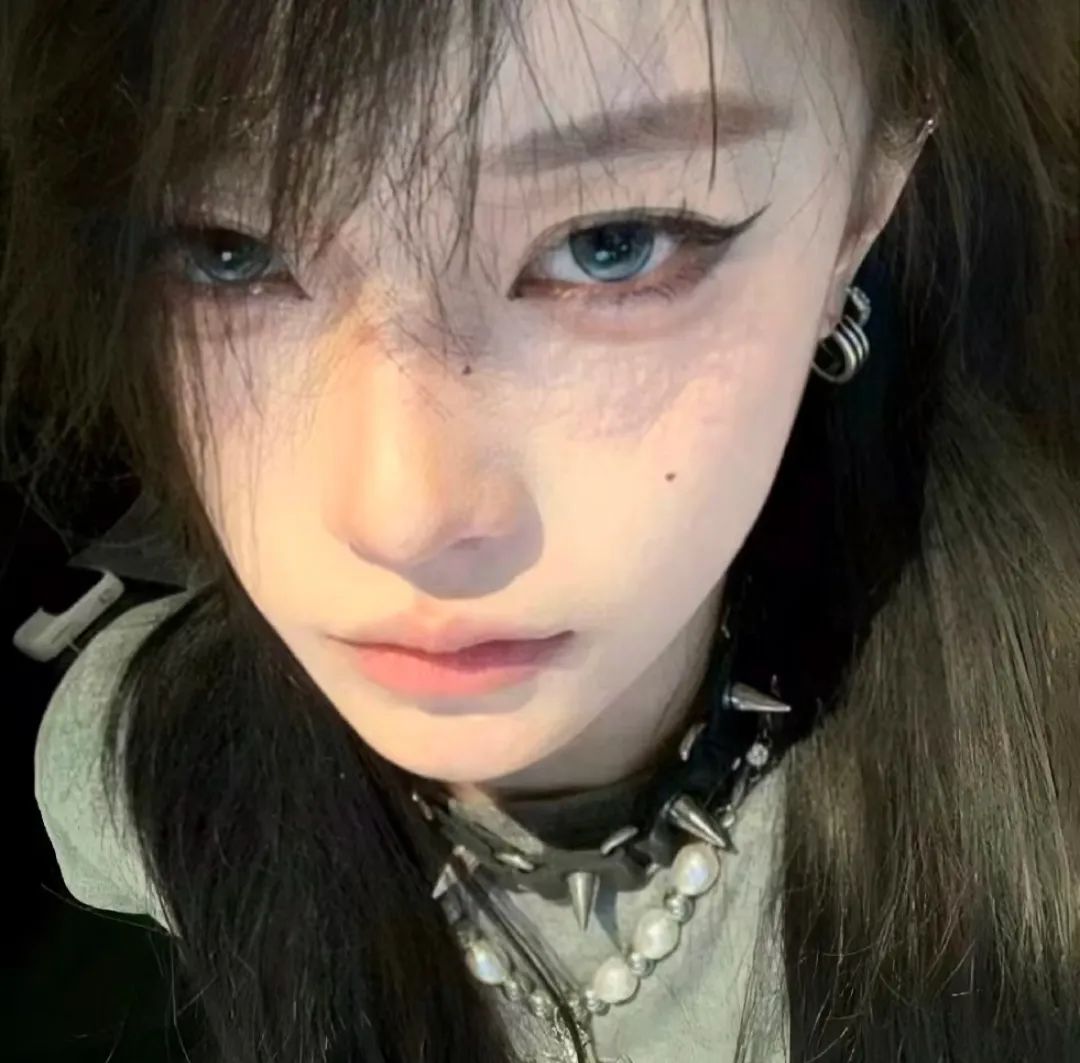 酷帅女孩的个性头像,独特妆容搭配朋克风项链尽显时尚 𝙒𝙚𝘾𝙝𝙖𝙩女头 | 精选头像200张表情包图片gif动图 - 求表情网,斗图从此不求人!