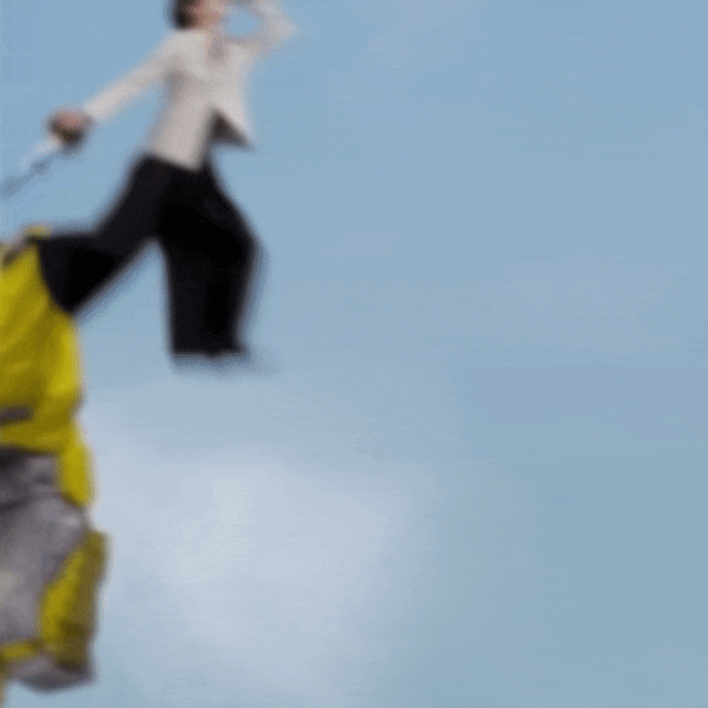图中人物腾空飞起,动感十足,尽显活力与激情 回答我表情包|那我问你,回答我!表情包图片gif动图 - 求表情网,斗图从此不求人!