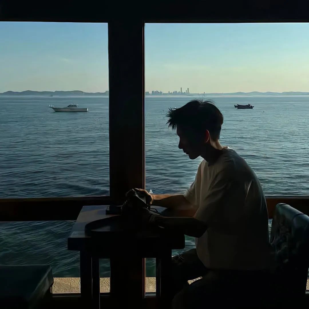 窗边静坐赏海景,男子身影映悠闲时光 男女头像|今天开开心心换头像表情包图片gif动图 - 求表情网,斗图从此不求人!