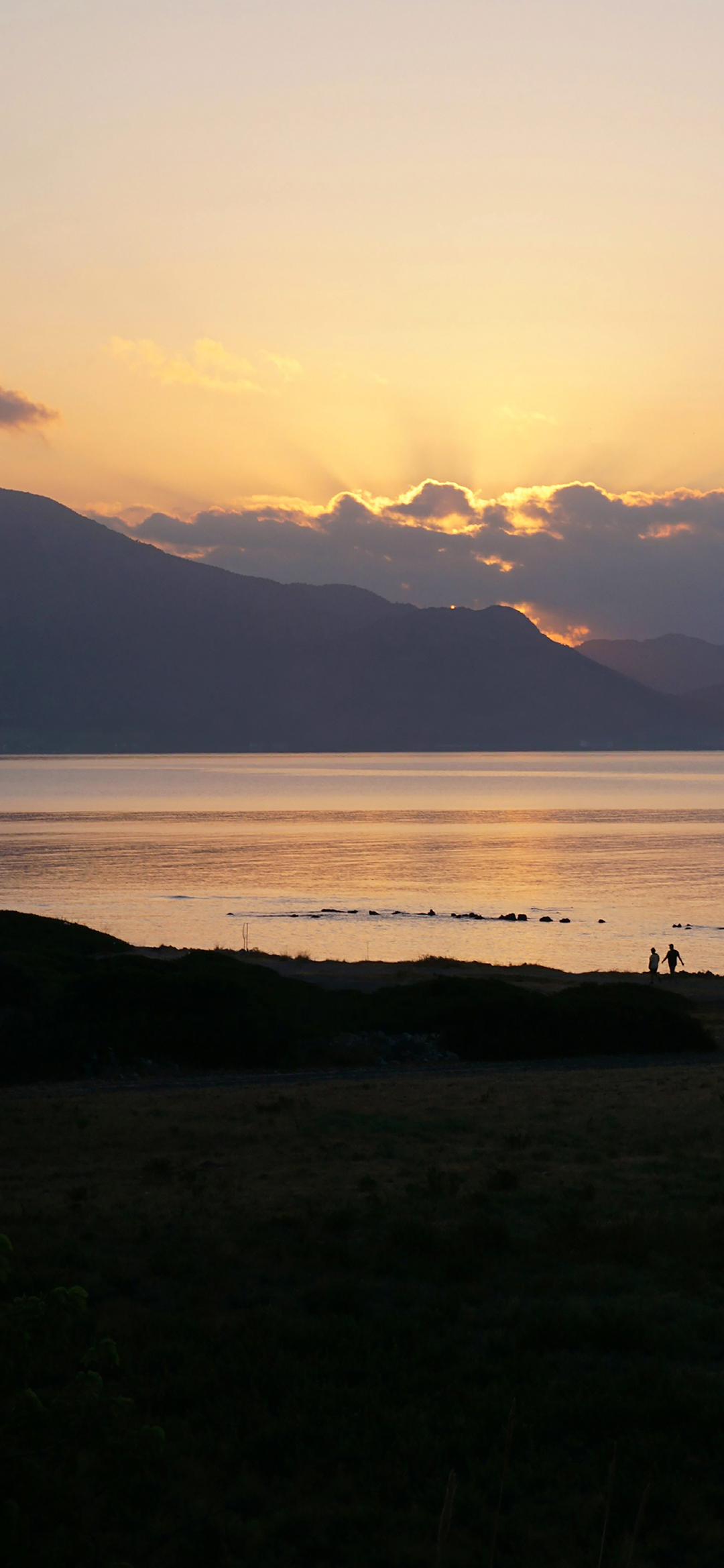 夕阳 唯美夕阳下的海边风光，两人漫步尽显浪漫手机壁纸｜一组落日壁纸表情包图片gif动图- 求表情网,斗图从此不求人!