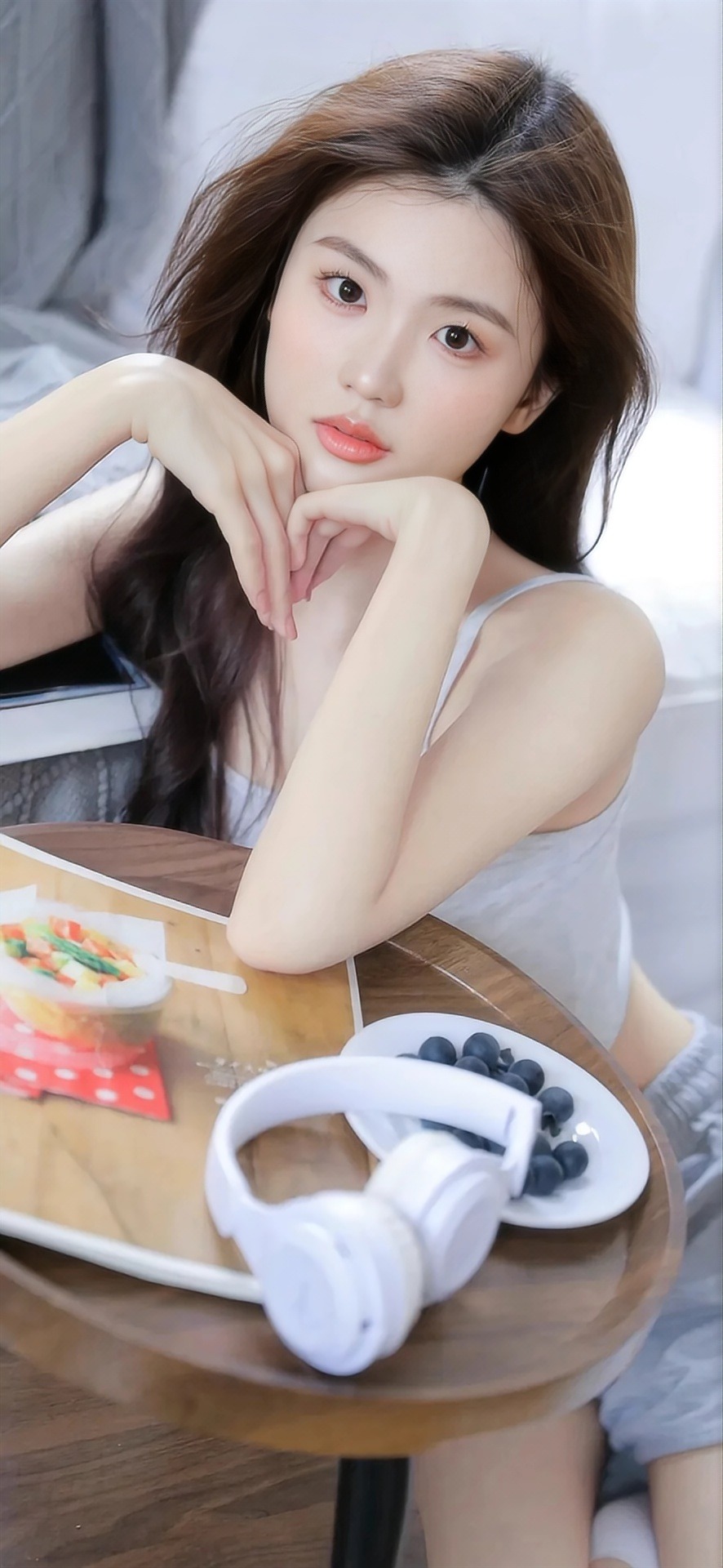 美女优雅靠桌，桌上美食耳机相伴，尽显惬意氛围 纯欲 …
