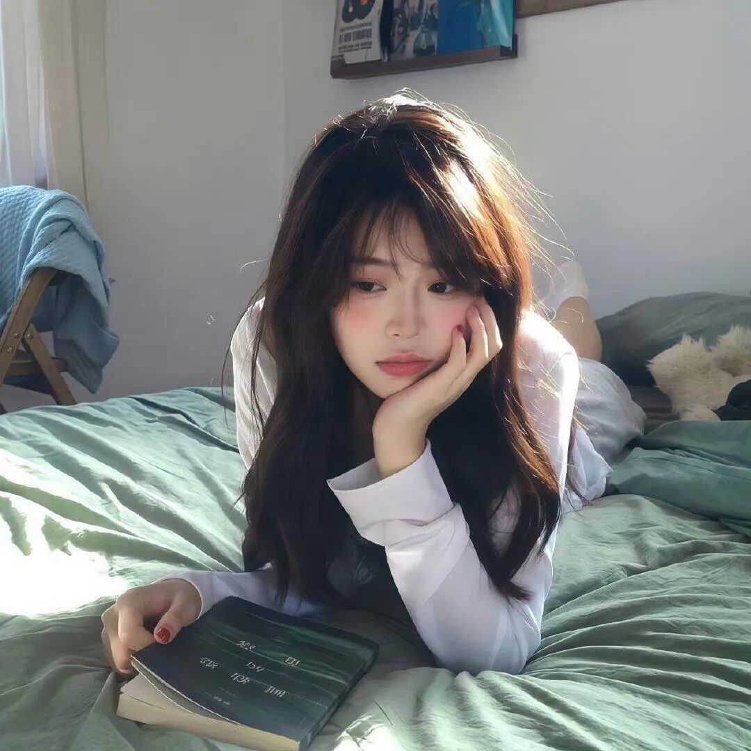 慵懒惬意!美女卧于床上手托脸颊专注看书的温馨画面 男女头像|双人头像一人一半不明显表情包图片gif动图 - 求表情网,斗图从此不求人!