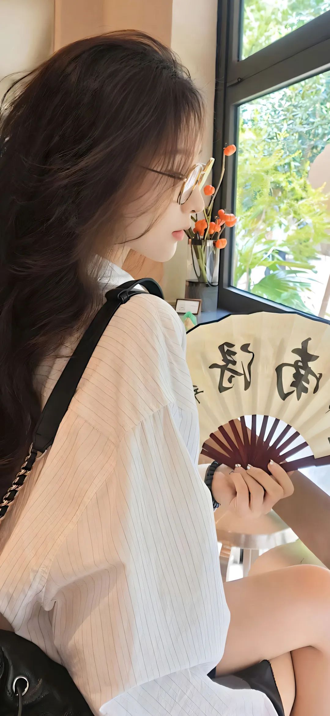 窗边持扇的优雅女子,尽显古典韵味与闲适氛围 美女壁纸 | 纯欲尤物 性感动人表情包图片gif动图 - 求表情网,斗图从此不求人!