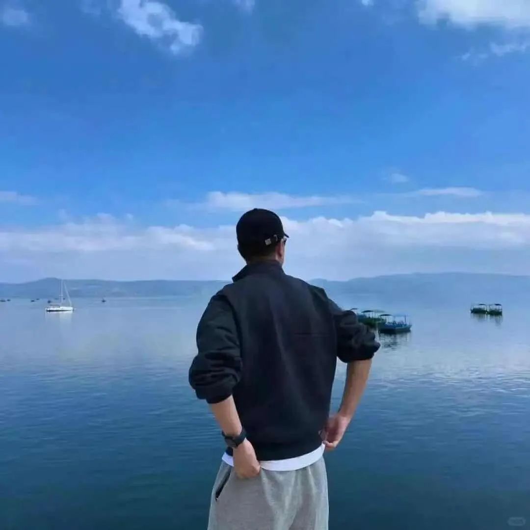 男子背影望向广阔湖面，蓝天白云下尽显悠然意境 男女头像｜美美哒𝑾𝒆𝑪𝒉𝒂𝒕头像表情包图片gif动图 - 求表情网,斗图从此不求人!