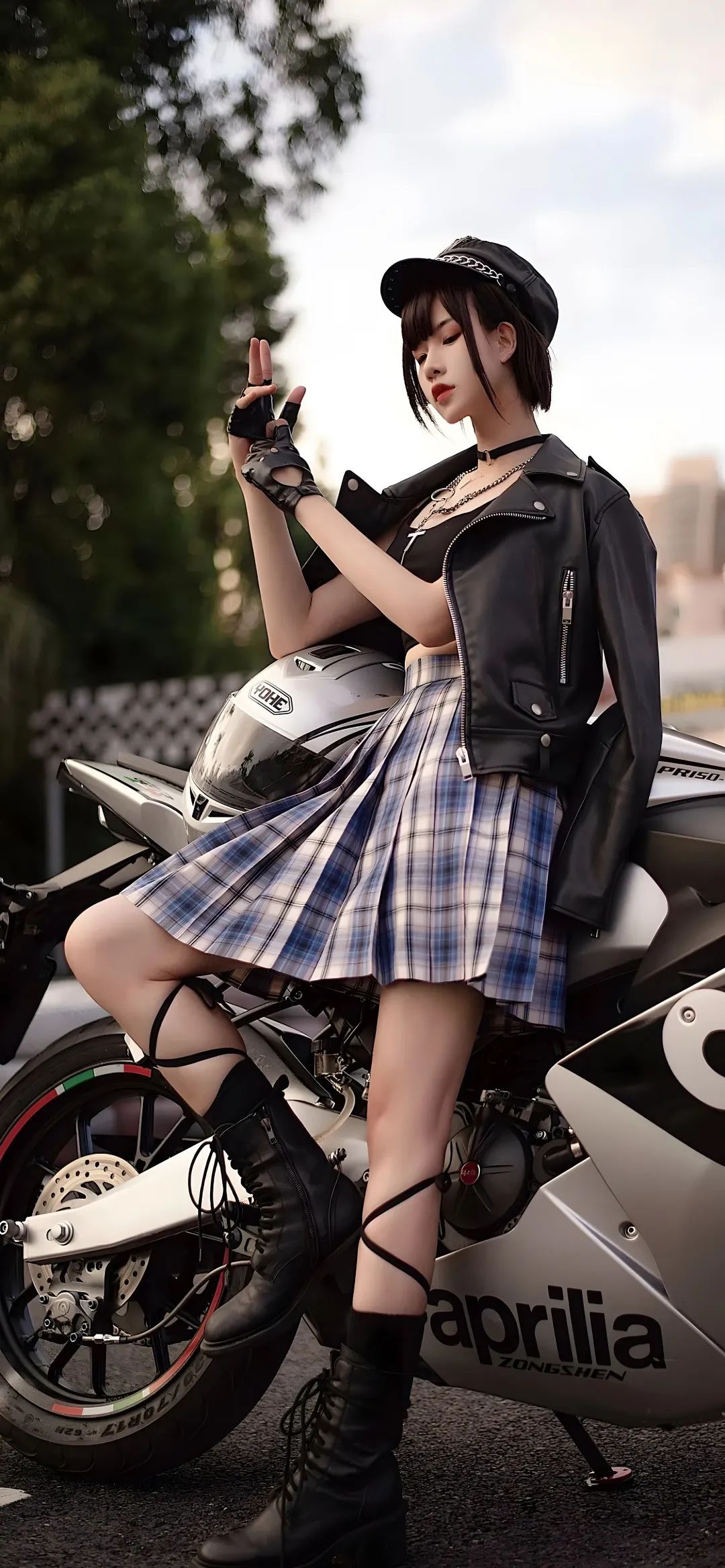 酷帅机车少女,格子裙搭配皮衣,尽显个性魅力 纯欲美女 | 原图美女手机壁纸 8K表情包图片gif动图 - 求表情网,斗图从此不求人!