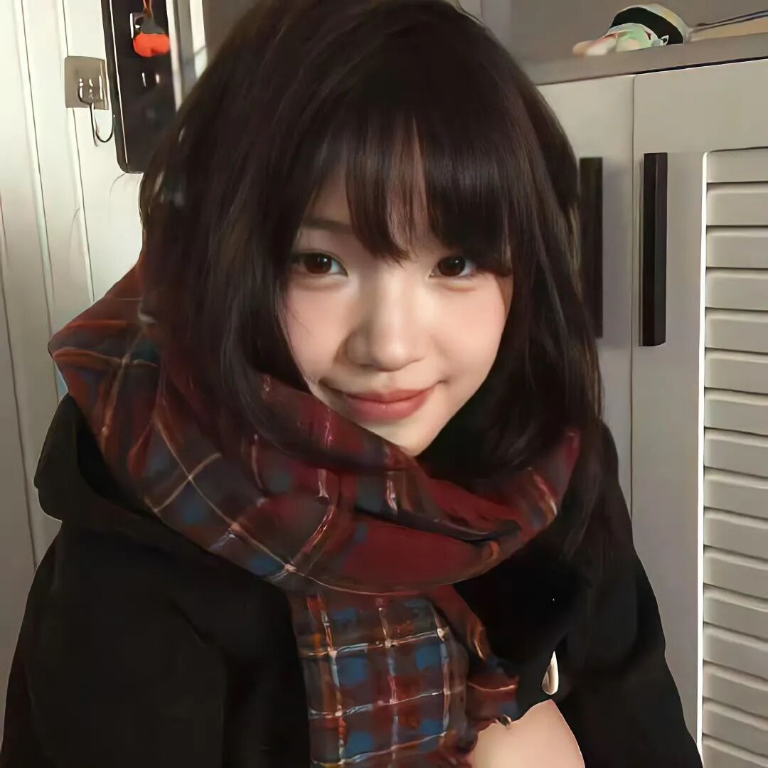 齐刘海黑短发少女,红格围巾暖笑,室内温馨头像 𝐒𝐡𝐚𝐫𝐞丨高级感拉满的头像表情包图片gif动图 - 求表情网,斗图从此不求人!