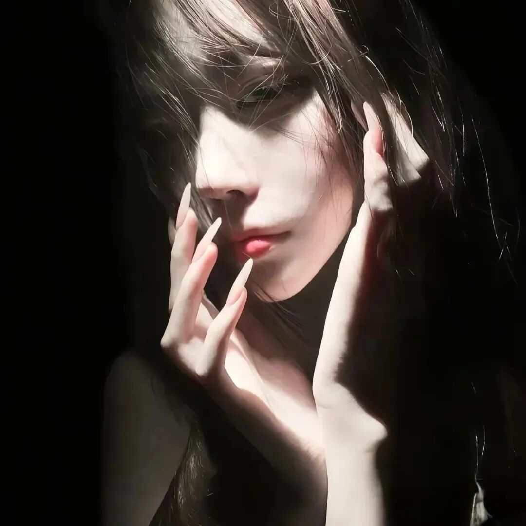 暗调光影中长发女子托脸,清冷精致氛围感头像 微丧女生头像/失眠的人连做噩梦的机会都没有表情包图片gif动图 - 求表情网,斗图从此不求人!