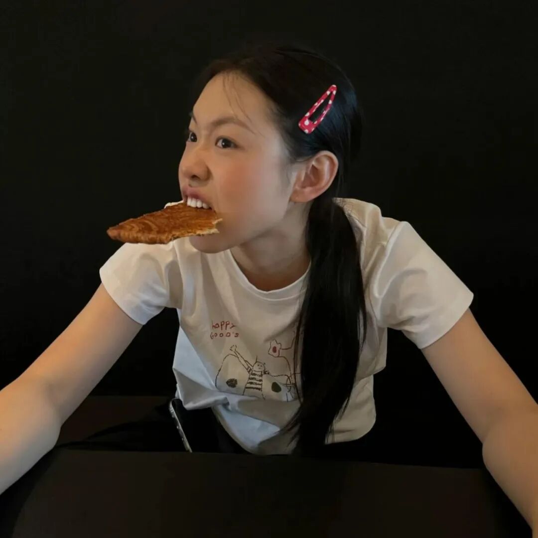 粉夹马尾少女,白T咬饼,黑背景吃货头像 头像|2026微信头像该换了表情包图片gif动图 - 求表情网,斗图从此不求人!
