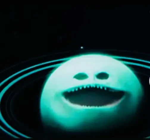 带环星球露尖牙邪笑,黑暗中透着诡异惊悚 每日精选 | 抽象猎奇搞笑表情包 | 邪魅一笑
