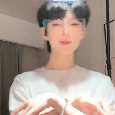可爱的人双手舞动，表情呆萌，画面有趣惹人爱