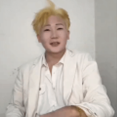 王扁青春修炼手册芙蓉王才艺主播动态表情包 黄发白衣者递烟盒，姿态带感似邀人取用表情包图片gif动图 - 求表情网,斗图从此不求人!