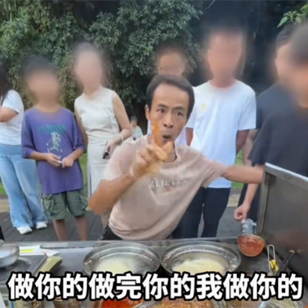 鸡排哥鸡排主理人头像表情包 小吃摊主边吃边做,重复喊“做你的做完你的我做你的”表情包图片gif动图 - 求表情网,斗图从此不求人!